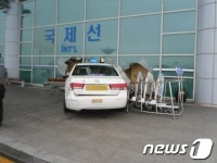 타이어 펑크 택시, 김해공항 국제선 청사 들이받아