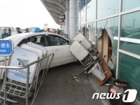 김해공항 국제선 청사 돌진한 택시