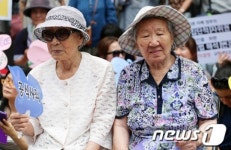 부채질하는 할머니들