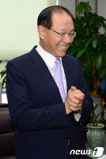 두손 모은 황우여 교육부 장관 내정자