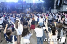 전야제 즐기는 축제 참여자들