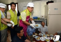 어르신들 삼계탕 드세요