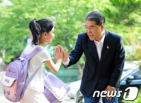 이재정 경기교육감, 곡선초서 하이파이브 인사