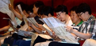 강연자료 살펴보는 선생님들