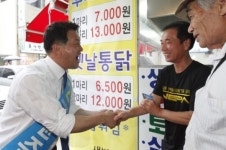 재송시장 찾아 인사하는 윤준호