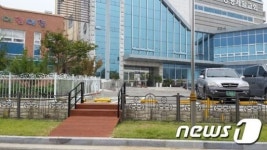 증평군의회 청사 담장 개방 특혜 논란