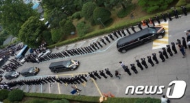 영결식 마치고 춘천안식원 향하는 운구차량