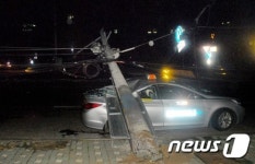 택시 덮친 도로 옆 전봇대