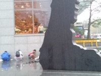 [기자의눈]해머링맨과 휴가철 농성 근로자들