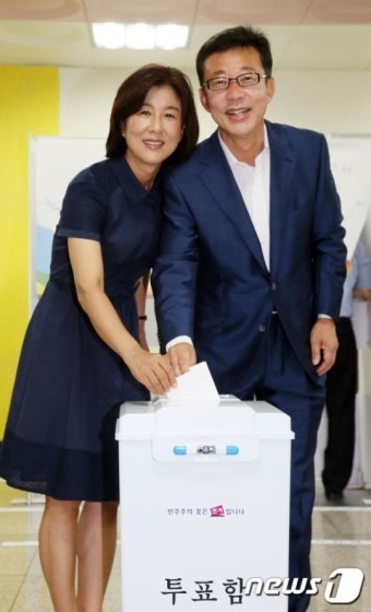 부인과 투표하는 홍철호 후보