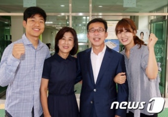 가족과 함께 투표 마친 홍철호 후보