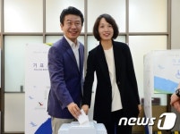 투표하는 유의동 후보 부부