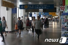 불 꺼진 구로역 나서는 시민들
