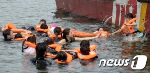 구명조끼 입고 입수