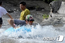무릉계곡 물살 가르며