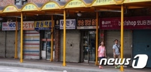 휴가철 한적한 전자상가