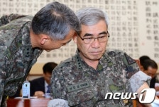 관계자와 귀엣말 나누는 권오성 육참총장