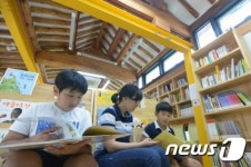 한옥도서관에서 독서 피서를