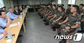 장병들 이야기 귀기울이는 국방위원들