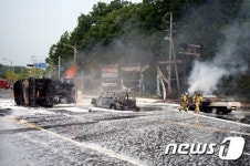 유조차 전도, 전소된 차량들