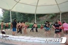 문경 씨름장 전지훈련지로 인기…20여개팀 400여명 훈련