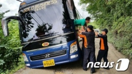 관광객 22명 태운 버스 낭떠러지 추락할 뻔 아찔