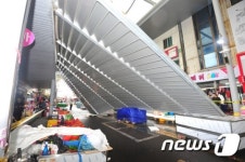 포항 죽도시장 너비 15m 벽체 노점상 덮쳐 3명 부상(종합)
