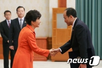 박근혜 대통령, 추경호 국무조정실장 임명장 수여