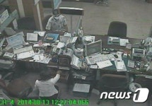 92만원 턴 은행강도 30여분 만에 인근 화장실서 붙잡혀