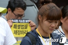 울먹이는 세월호 참사 유가족