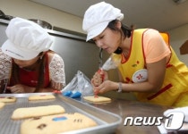 김윤진, 저소득 홀몸노인들 위해 쿠키 만들어요