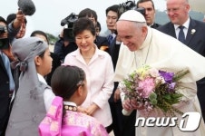 화동들에게 꽃 받는 프란치스코 교황