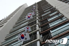 아파트 단지에 휘날리는 태극기