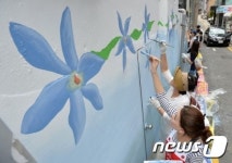 도심 골목에 피어나는 할머니들의 희망