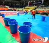 세계대회가 열리는 체육관에 빗물이 줄줄