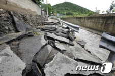 제방 붕괴로 아수라장 도로