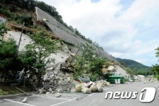 경남 한 아파트 무너진 축대벽에 아수라장
