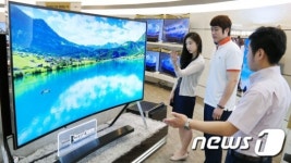 삼성전자, 105형 벤더블 UHD TV 공개