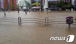 폭우로 부산지하철 동래역 앞 도로 침수