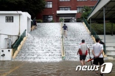 집중호우로 학교는 물바다