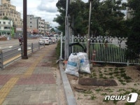 양주시 회천2동 복합청사 앞 쓰레기 적치 눈총