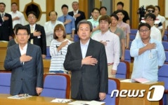 국민의례하는 김무성 대표