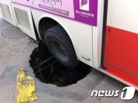 울산서 씽크홀 추정지에 버스 바퀴 쿵(종합)