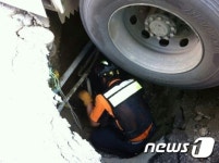 울산서 씽크홀 추정지에 버스 바퀴 쿵(종합)