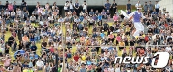 도심에서 즐기는 줄타기 명인의 공연