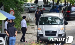 정문으로 나오는 신도들