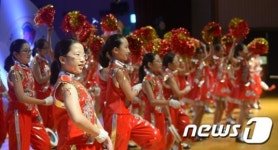 군무 펼치는 어린이들