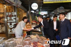 금융위, 추석맞아 전통시장서 서민금융 애로사항 들어