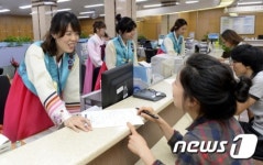 추석 맞아 한복 차려입은 강동구청 직원들