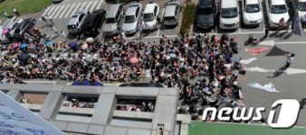 본관 입구 가득 메운 상지대총장 사퇴 시위